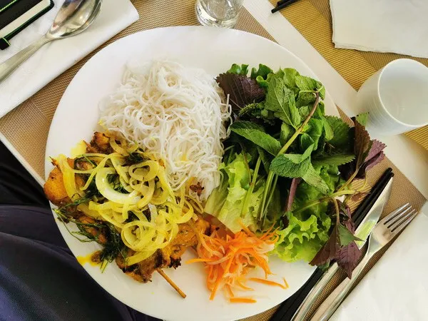 Vermicelles Au Bouf Sauté Accompagné Des Nems